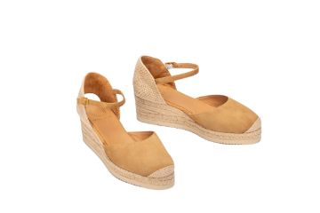 Unisa CISCA_26_KS espadrillos til dame i camel semsket skinn med flettet hælkappe, ankelrem og komfortabel kilehæl.