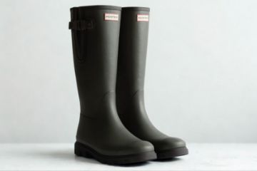 Hunter Downpour Adjustable gummistøvel i dark oliven til dame og herre med høyt skaft, justerbar spenne og vanntett design.