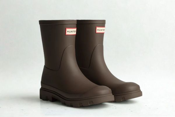 Hunter Downpour Short Boot gummistøvel i chocolate brown til dame og herre med vanntett design og kort skaft.
