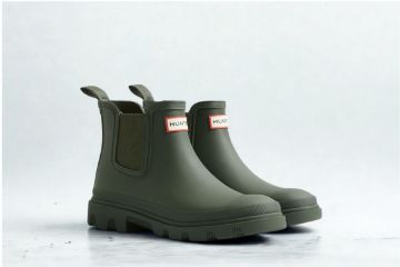 Hunter Downpour Chelsea oliven gummistøvel til dame og herre med vanntett design og elastiske sidepaneler.