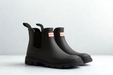 Hunter Downpour Chelsea svart gummistøvel til dame og herre med vanntett design og elastiske sidepaneler.