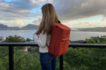 North Pioneer oransje PC-ryggsekk 22 liter med polstret laptoprom og vannavvisende materiale.