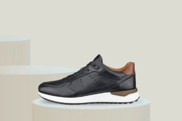 ECCO ASTIR NEO DRESS SNEAKER til herre i svart skinn med hvit komfortsåle og lisser.