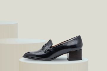 Tamaris 1-24342-47 blå loafers til dame med blank overflate og komfortabel blokkhæl.