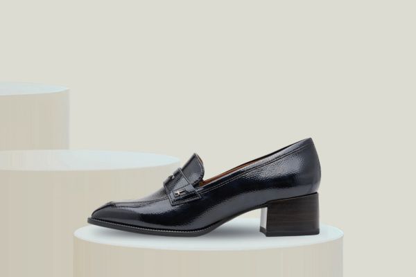 Tamaris 1-24342-47 blå loafers til dame med blank overflate og komfortabel blokkhæl.