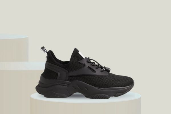 Steve Madden Match-E sorte sneakers til dame med chunky såle og hurtigsnøring.