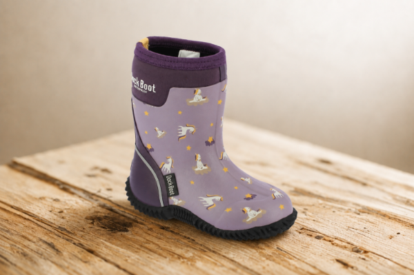 Dock Boot Unicorns lilla varm og vanntett barnestøvel med enhjørninger og stjerner.