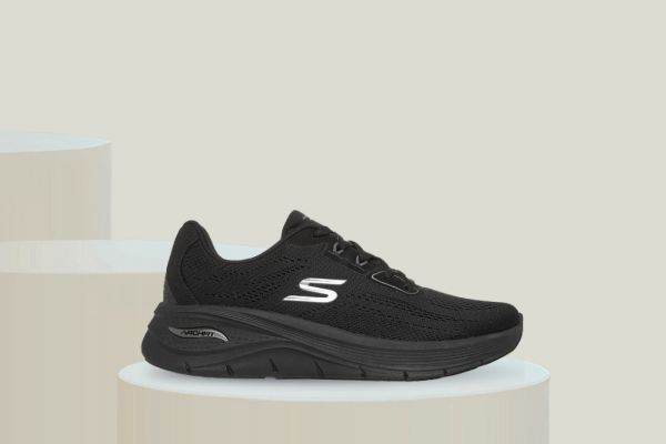 Skechers Arch Fit 3.0 Easy Flow svart sneakers til dame med fotbuestøtte