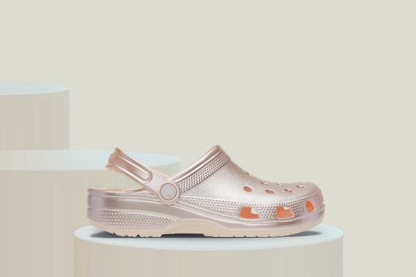Crocs Classic Tinted Metallic Clog dame i Peach Ice med metallic-finish