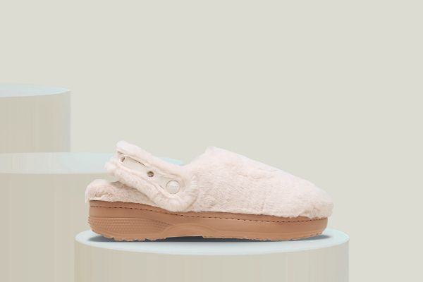 Crocs Unfurgettable Cozy Clog til dame med myk overdel i fuskepels