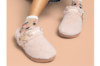 Crocs Unfurgettable Cozy Clog til dame med myk overdel i fuskepels