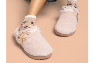 Crocs Unfurgettable Cozy Clog til dame med myk overdel i fuskepels