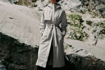 Blæst Åse Insulated Coat i Low Tide – lang vanntett og isolert damekåpe med hette og belte