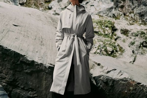 Blæst Åse Insulated Coat i Low Tide – lang vanntett og isolert damekåpe med hette og belte