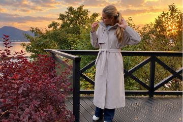Blæst Åse Insulated Coat i Low Tide – lang vanntett og isolert damekåpe med hette og belte