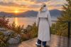 Blæst Åse Insulated Coat i Low Tide – lang vanntett og isolert damekåpe med hette og belte