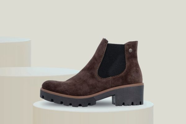 Rieker brun skolett til dame i semsket skinn med elastisk sidepanel og kraftig profilsåle