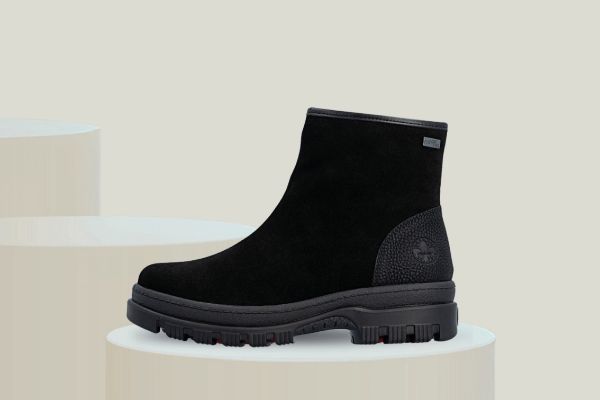 Rieker svart vinterboots til dame i semsket skinn med Flip-Grip utfellbare brodder og RiekerTEX