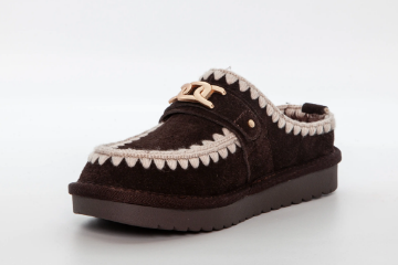 Duffy brun slip-on sko i semsket skinn med tøffeldetaljer, kontrastsømmer og kraftig såle