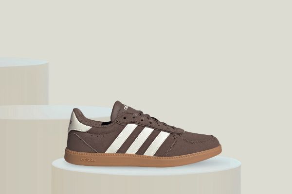 adidas Breaknet Sleek JR6905 brun damesneaker med hvite striper og gumfarget såle