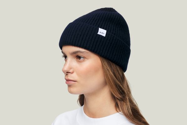 Blæst Beanie svart unisex ribbestrikket lue i 100 prosent merinoull