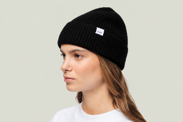Blæst Beanie svart unisex ribbestrikket lue i 100 prosent merinoull