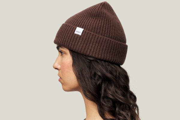 Blæst Beanie brun unisex ribbestrikket lue i 100 prosent merinoull
