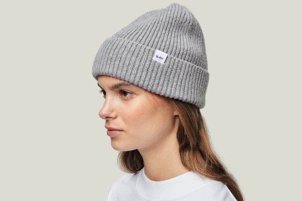 Blæst Beanie grå unisex ribbestrikket lue i 100 prosent merinoull