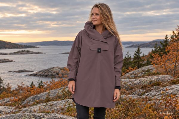 Blæst Bergen Poncho Stone Mokka vanntett og vindtett regnponcho til dame