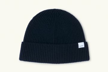 Blæst Beanie svart unisex ribbestrikket lue i 100 prosent merinoull