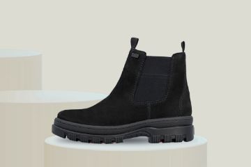 Svart Rieker X8252-00 Flip-Grip vinterboot til dame i semsket skinn med ullfôr, RiekerTEX og vendbare brodder.