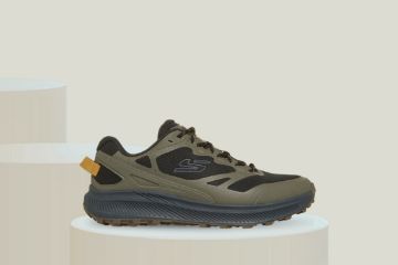Olivengrønn Skechers Ridgestar Lion Creek 237821 OLV vanntett tursko til herre med svarte meshdetaljer, snøring, mønstret yttersåle og Memory Foam-komfort.