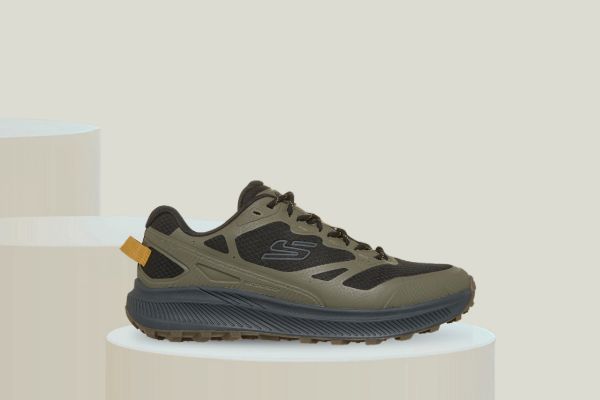 Olivengrønn Skechers Ridgestar Lion Creek 237821 OLV vanntett tursko til herre med svarte meshdetaljer, snøring, mønstret yttersåle og Memory Foam-komfort.