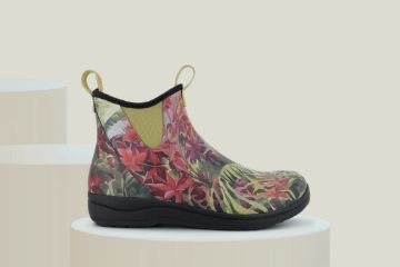 Green Comfort blomstrete gummistøvlett til dame med vanntett overdel, elastiske sidepaneler, svart sklisikker såle og EnergySole-innersåle.