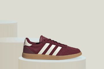 adidas Breaknet Sleek KI3144 sneakers til dame i burgunder skinn med hvite adidas-striper, snøring og brun gummisåle.
