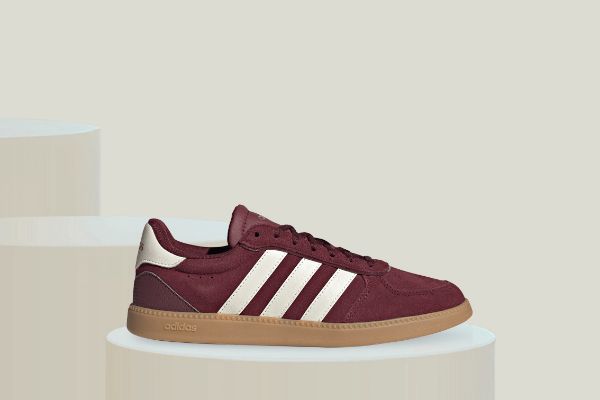adidas Breaknet Sleek KI3144 sneakers til dame i burgunder skinn med hvite adidas-striper, snøring og brun gummisåle.