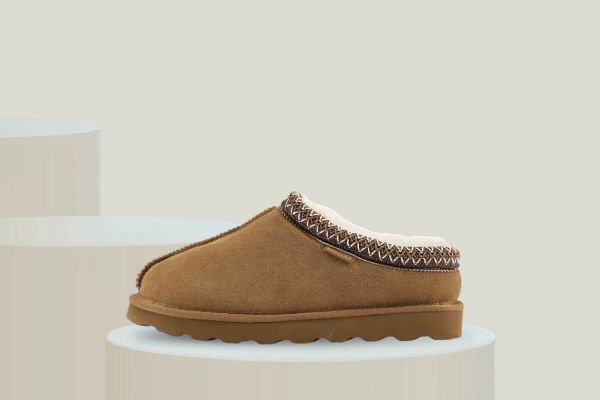 Woolies Azteca 1088 cognacbrun slip-in tøffel i semsket skinn med dekorativ kant, varmt saueskinnsfôr og fleksibel EVA-gummisåle.