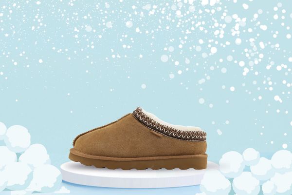 Woollies Azteca cognacbrun ulltøffel til barn i semsket kuskinn med varmt ullfôr, dekorativ kant og åpen hæl.