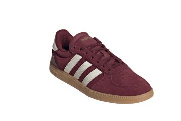 adidas Breaknet Sleek KI3144 sneakers til dame i burgunder skinn med hvite adidas-striper, snøring og brun gummisåle.
