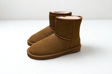 Rugged Gear Bondi Low 20106 i Chestnut, brun UGG-inspirert vinterboot til dame og junior i semsket skinn med varmt fôr og gummisåle.