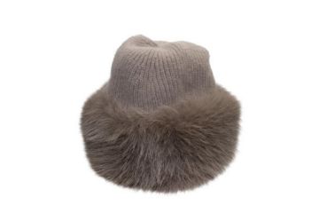 Beige Intex Scandia strikkelue 464412 med stor, fyldig pelskant i matchende fuskepels. Elegant vinterlue til dame med 20 % ull.