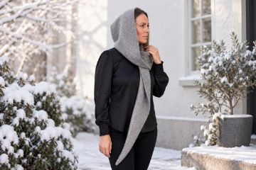 Gråmelert Intex Scandia hetteskjerf 467205 til dame, kombinert lue og skjerf i myk ullblanding med lange skjerfender.