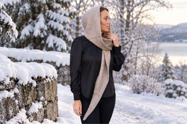 Beige Intex Scandia hetteskjerf 467214 til dame, kombinert lue og skjerf i myk ullblanding med lange skjerfender.