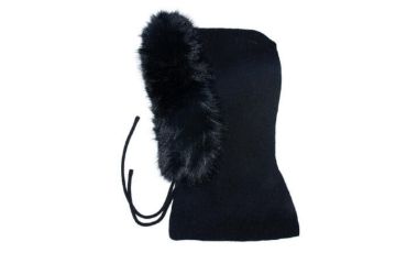 Svart hettelue 464610 med stor, fyldig pelskant i svart og lange knytebånd. Elegant strikkehette til dame med 20 % ull.