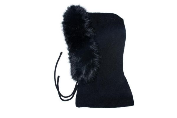Svart hettelue 464610 med stor, fyldig pelskant i svart og lange knytebånd. Elegant strikkehette til dame med 20 % ull.