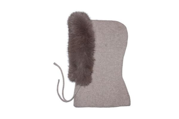 Beige hettelue 464612 med stor, fyldig pelskant i matchende brunbeige nyanse og knytebånd. Elegant strikkehette til dame med 20 % ull.